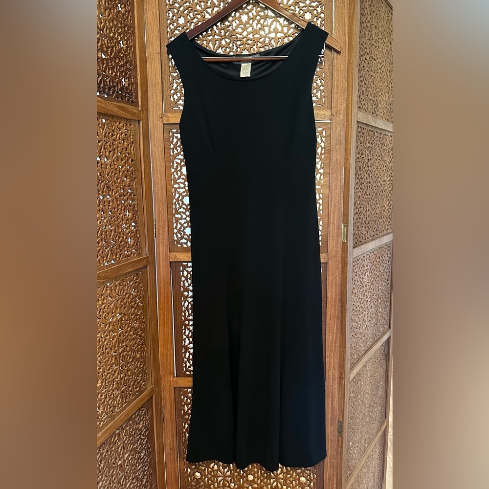 🚺 Maggy London Stretch sleeveless black dress